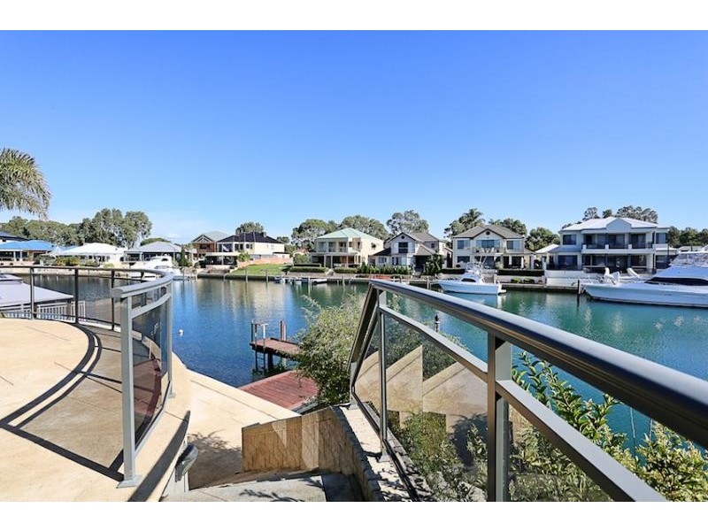 25 Aztec island Retreat, Halls Head WA 6210