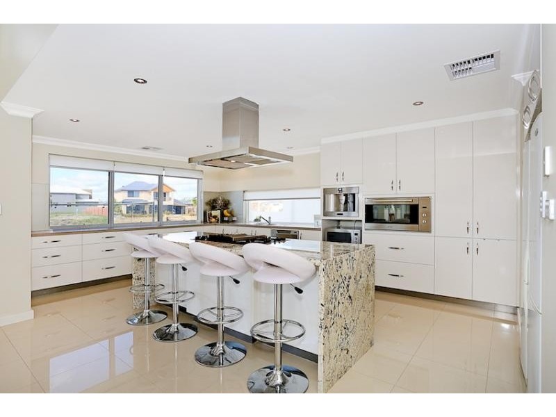 27 Gael Place, Dudley Park WA 6210