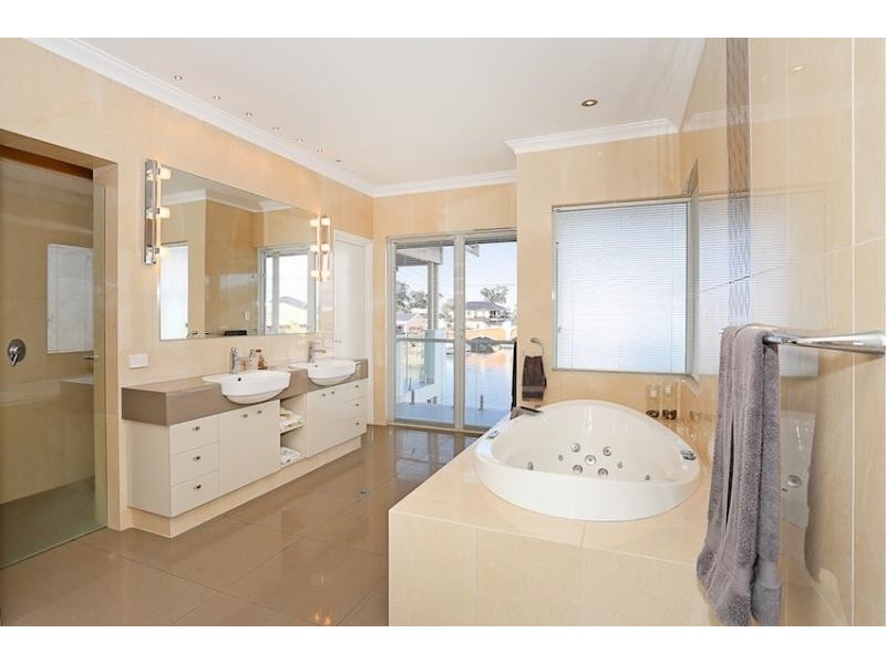 27 Gael Place, Dudley Park WA 6210