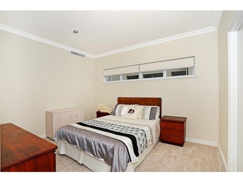 27 Gael Place, Dudley Park WA 6210