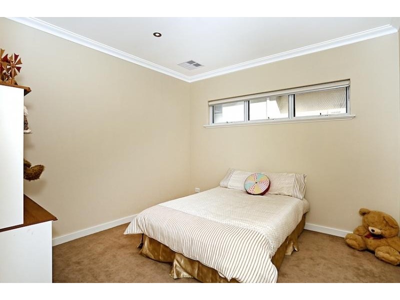27 Gael Place, Dudley Park WA 6210