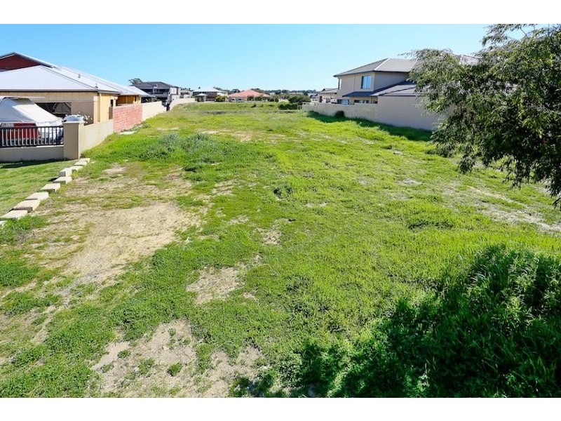 2 Brindabella Crescent, Halls Head WA 6210
