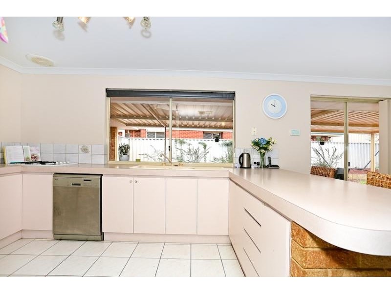 6 Lambourne Place, Halls Head WA 6210