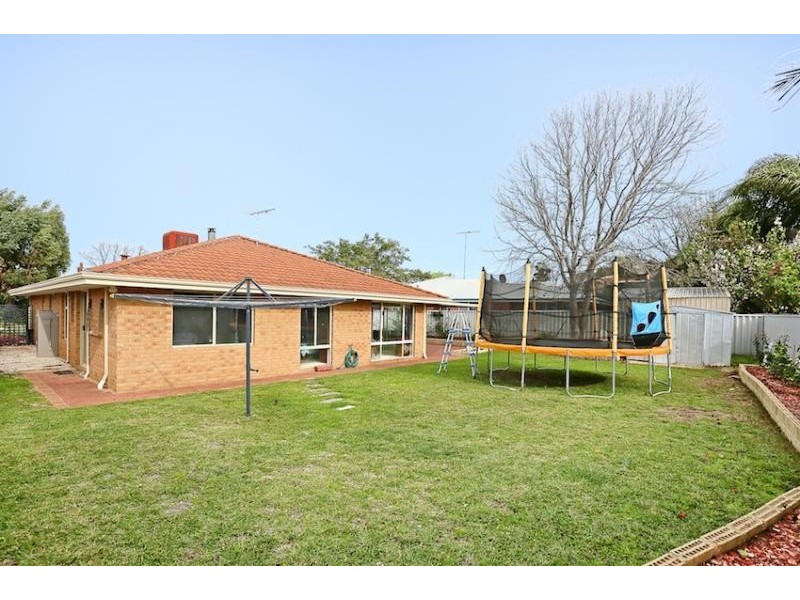 6 Lambourne Place, Halls Head WA 6210