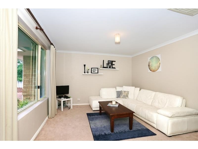 6 Lambourne Place, Halls Head WA 6210