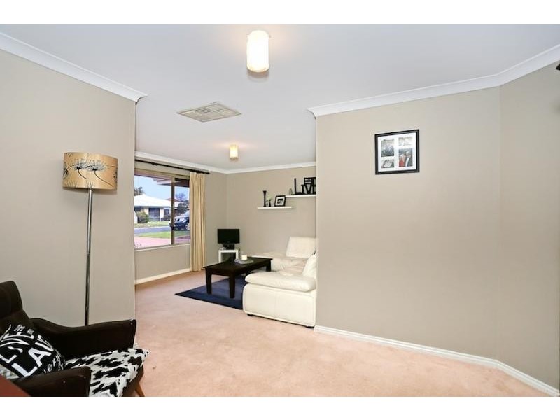 6 Lambourne Place, Halls Head WA 6210