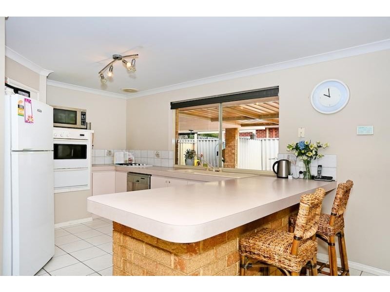 6 Lambourne Place, Halls Head WA 6210