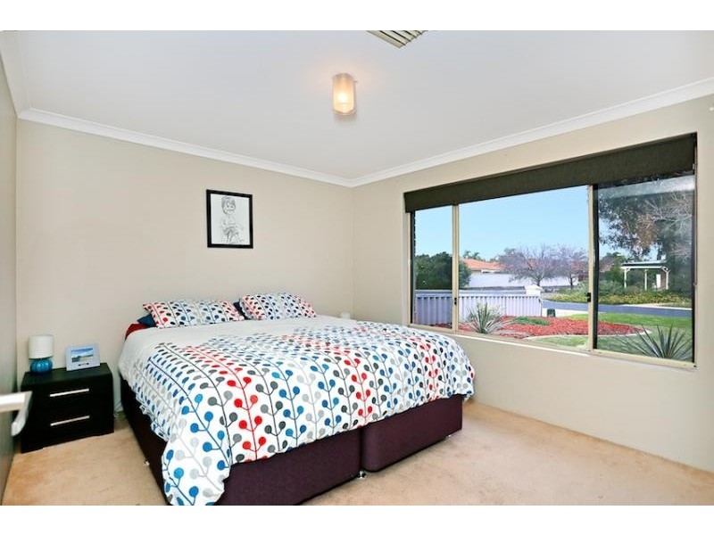 6 Lambourne Place, Halls Head WA 6210