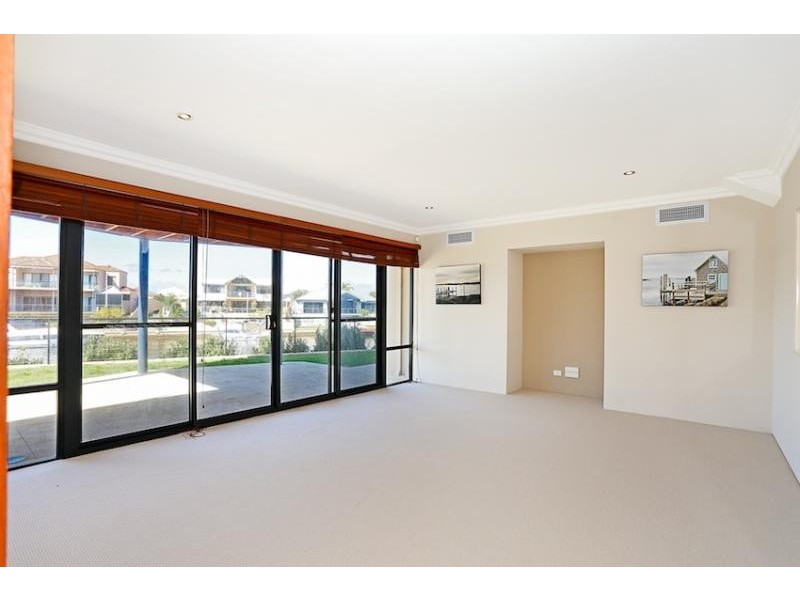 25 Genevieve Court, Halls Head WA 6210