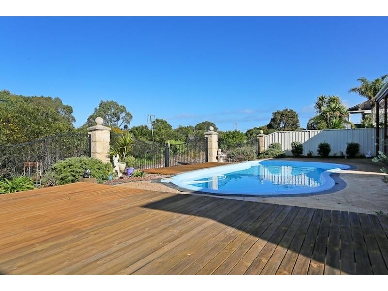 17 Fairborn Retreat, Meadow Springs WA 6210