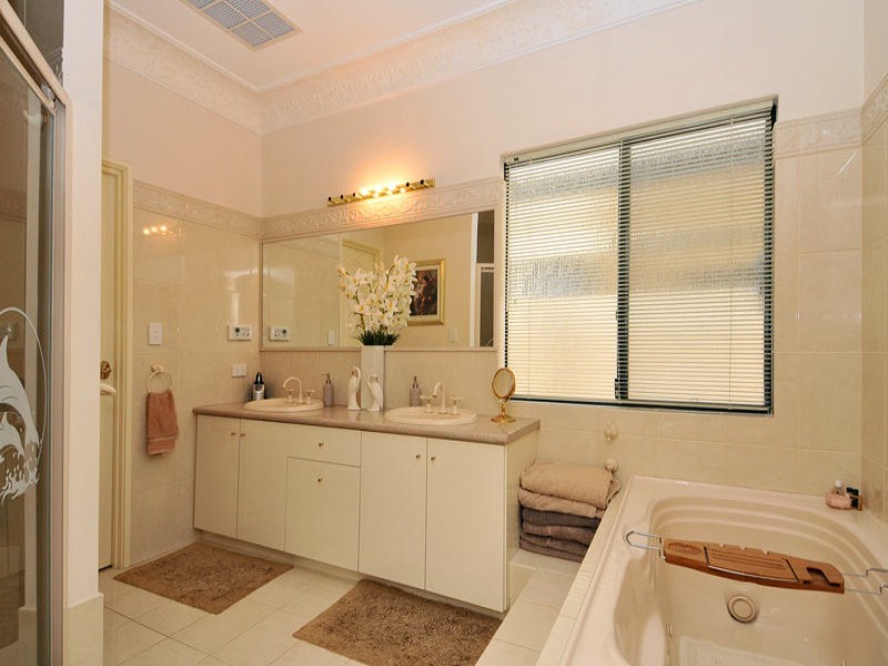 23 Finistere Island Retreat, Halls Head WA 6210