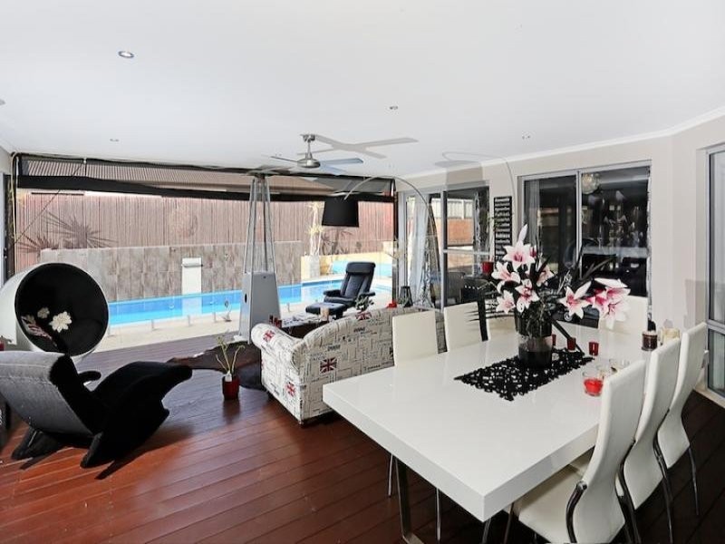 305 Peelwood Parade, Halls Head WA 6210