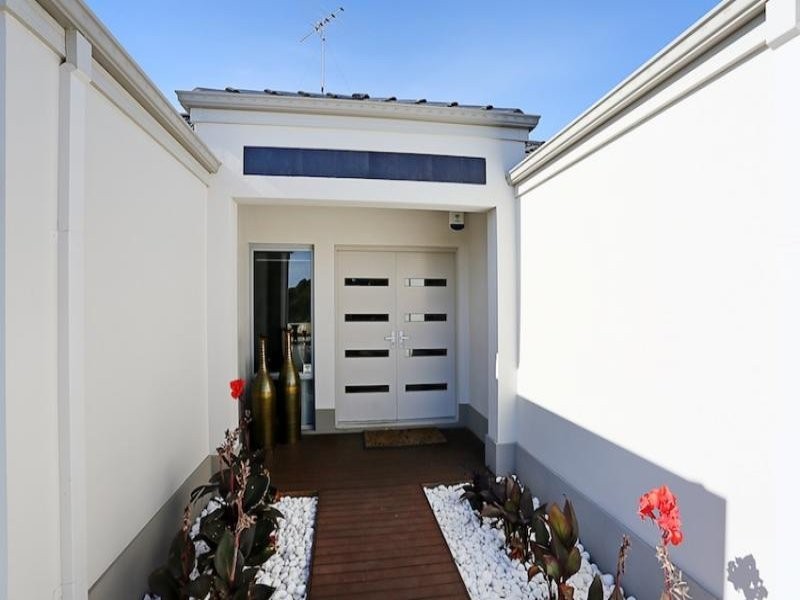 305 Peelwood Parade, Halls Head WA 6210