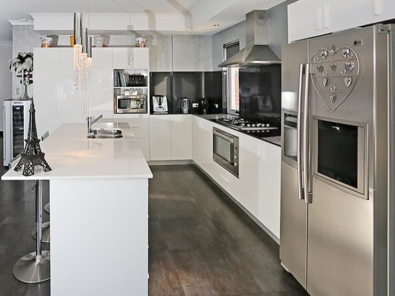 305 Peelwood Parade, Halls Head WA 6210