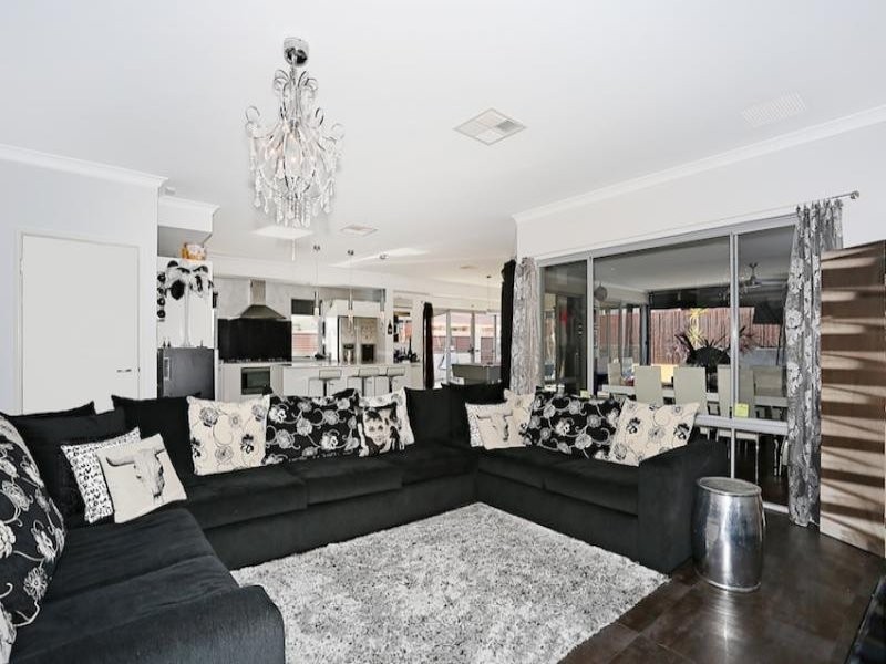 305 Peelwood Parade, Halls Head WA 6210