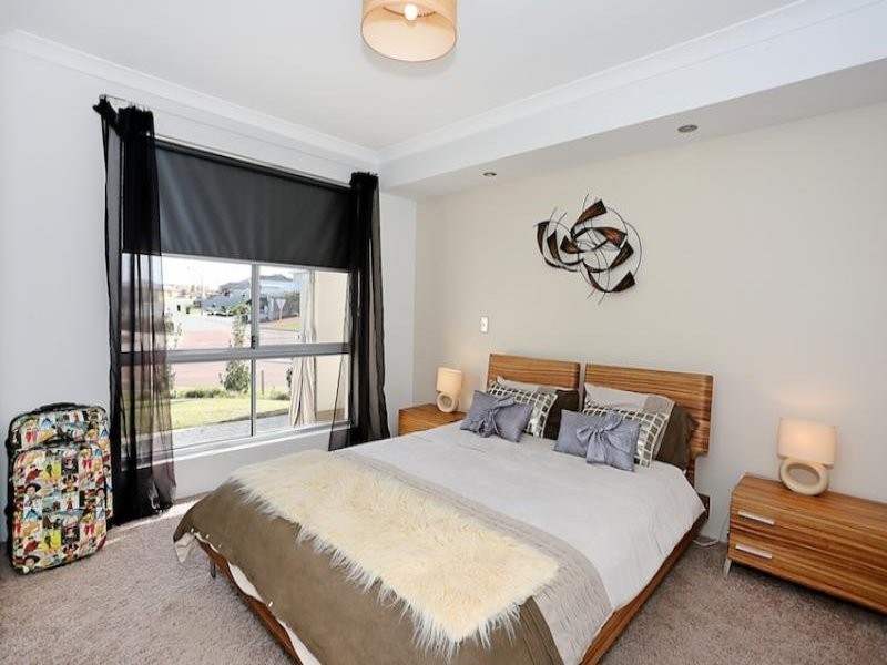 305 Peelwood Parade, Halls Head WA 6210