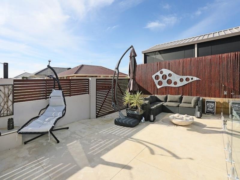305 Peelwood Parade, Halls Head WA 6210