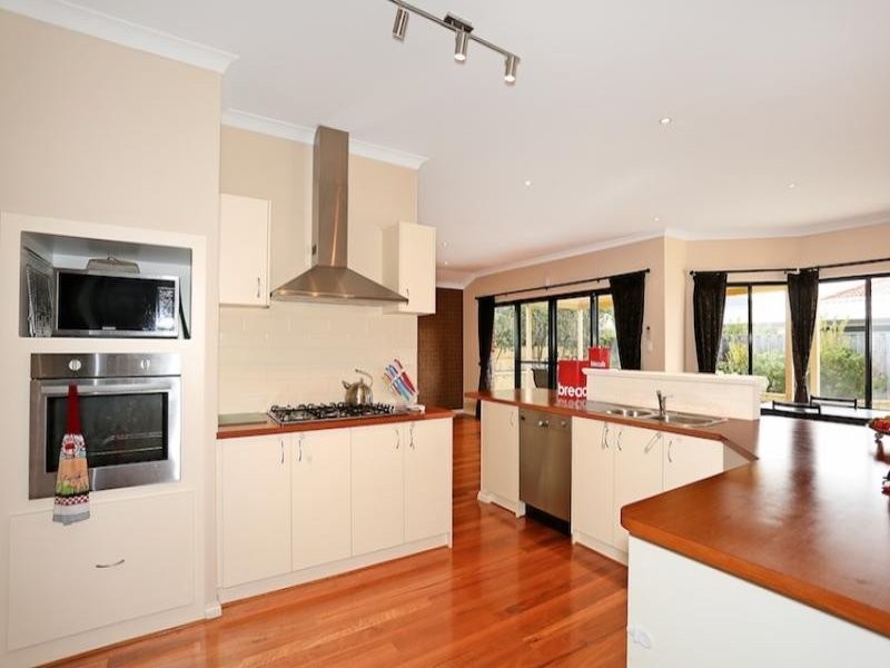 12 Calytrix Way, Halls Head WA 6210