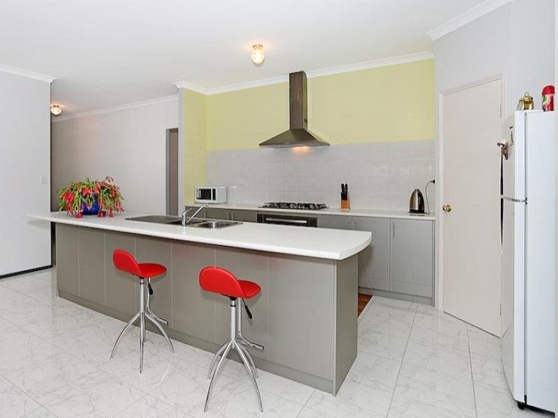 68 Buttercup Parkway, Halls Head WA 6210
