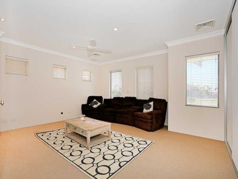 36 Leisure Way, Halls Head WA 6210