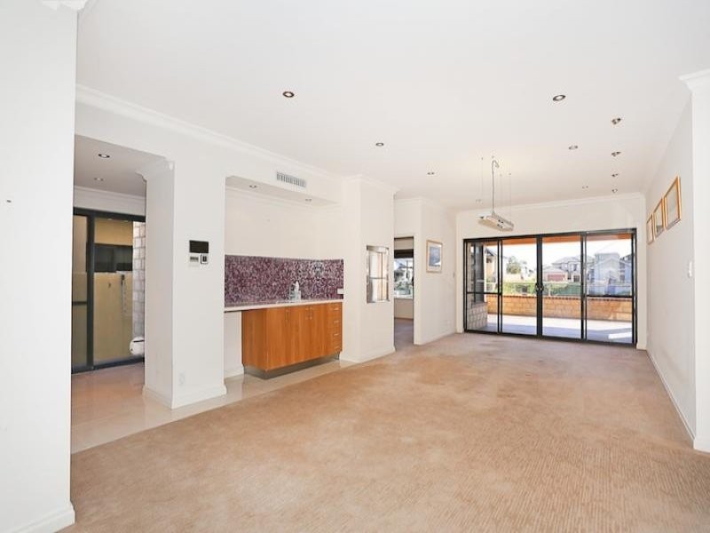 43 Leisure Way, Halls Head WA 6210