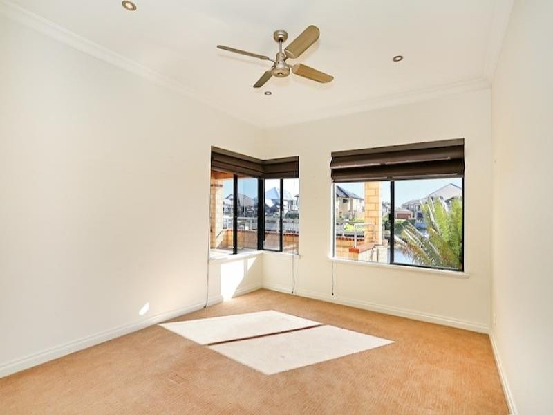 43 Leisure Way, Halls Head WA 6210