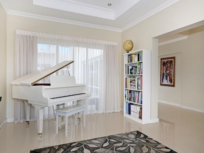 27 Gael Place, Dudley Park WA 6210