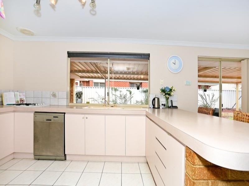 6 Lambourne Place, Halls Head WA 6210