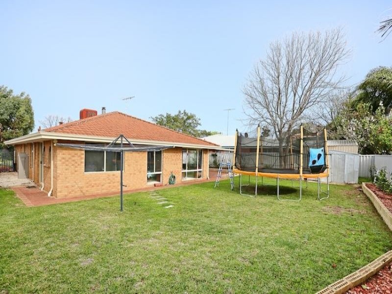 6 Lambourne Place, Halls Head WA 6210