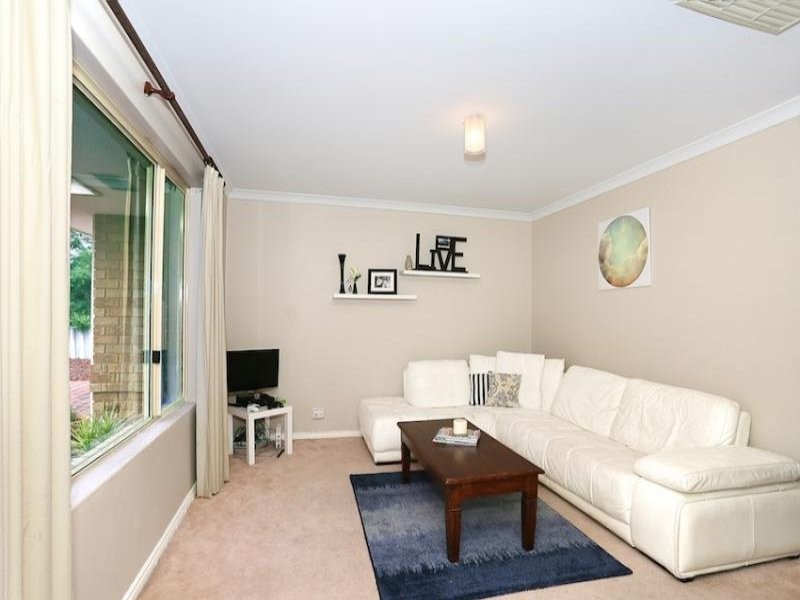 6 Lambourne Place, Halls Head WA 6210