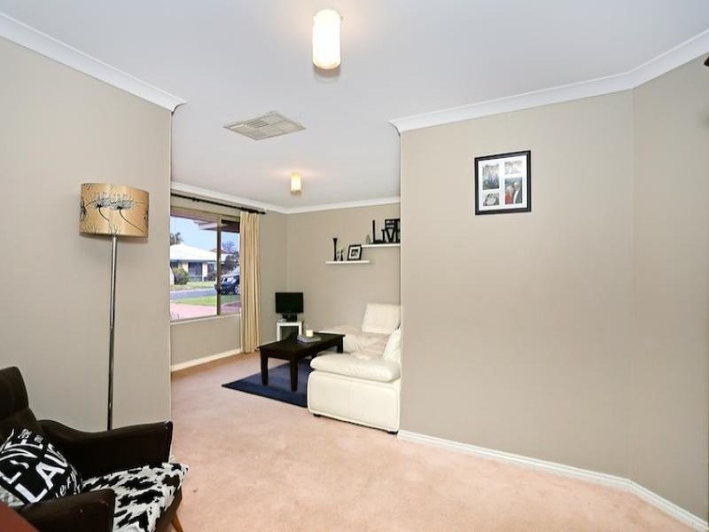 6 Lambourne Place, Halls Head WA 6210