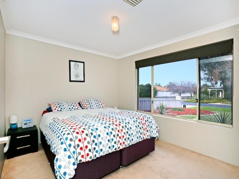 6 Lambourne Place, Halls Head WA 6210