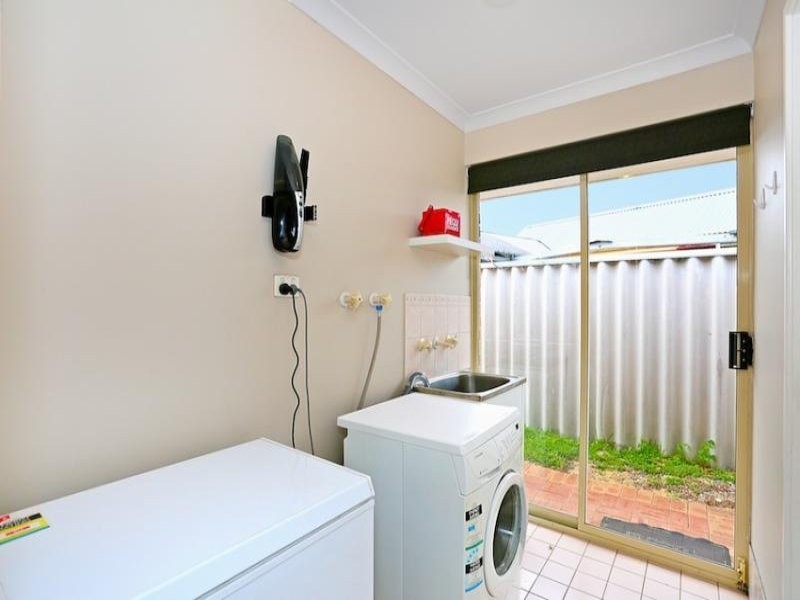 6 Lambourne Place, Halls Head WA 6210