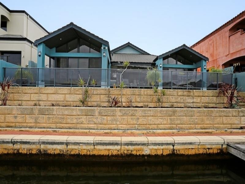 12 Syrenka Turn, Halls Head WA 6210