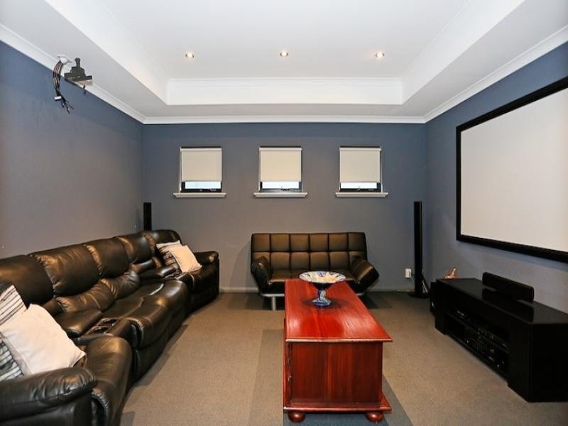 12 Syrenka Turn, Halls Head WA 6210
