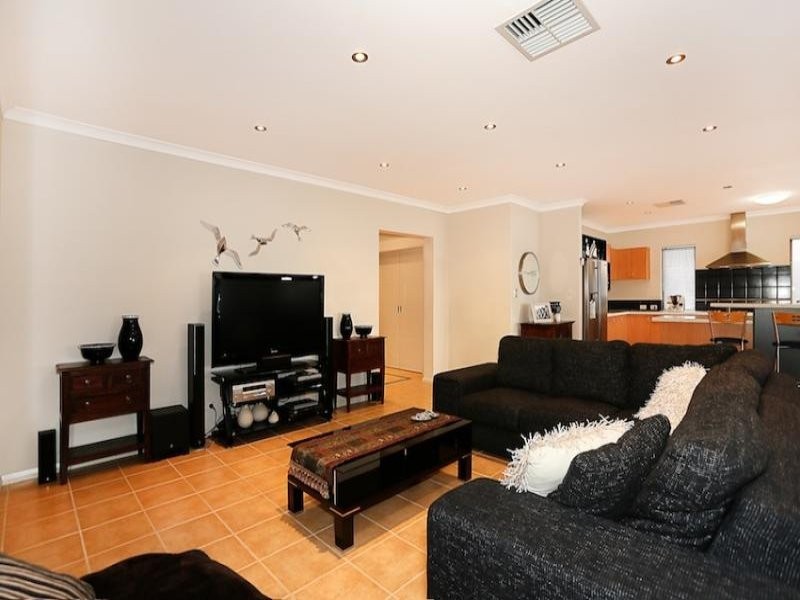 12 Syrenka Turn, Halls Head WA 6210
