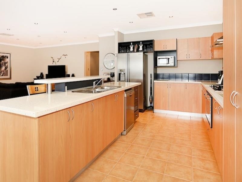 12 Syrenka Turn, Halls Head WA 6210