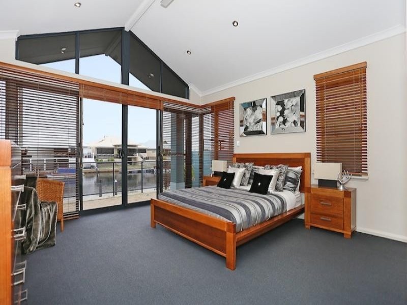 12 Syrenka Turn, Halls Head WA 6210