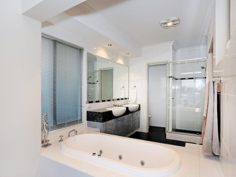 12 Syrenka Turn, Halls Head WA 6210