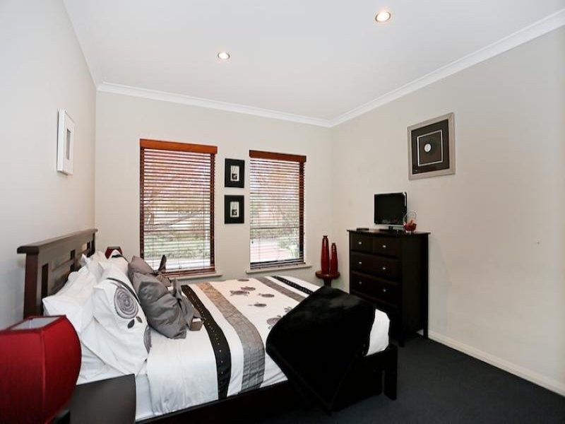 12 Syrenka Turn, Halls Head WA 6210