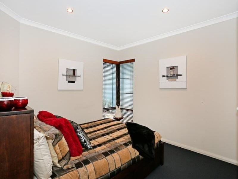 12 Syrenka Turn, Halls Head WA 6210