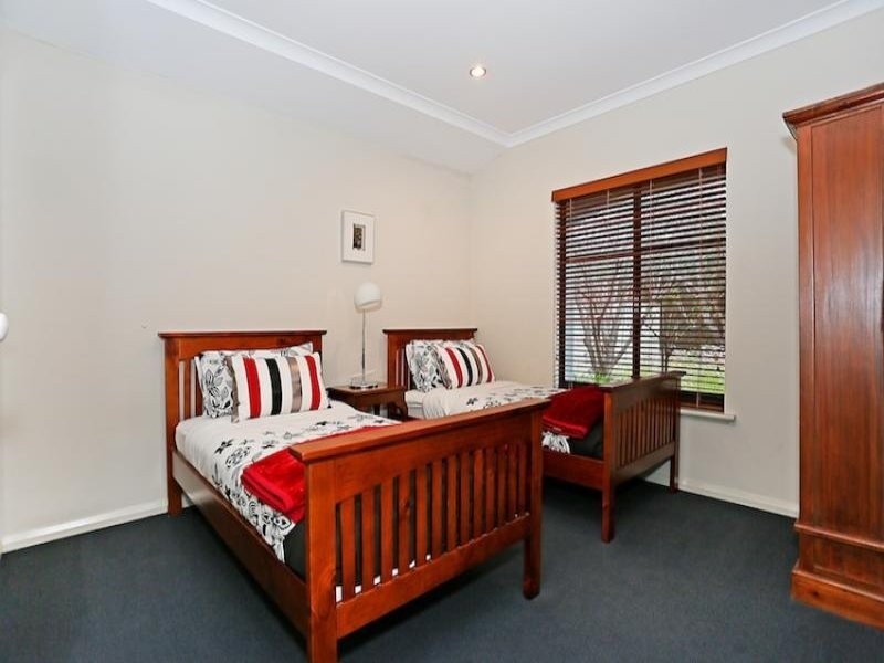 12 Syrenka Turn, Halls Head WA 6210