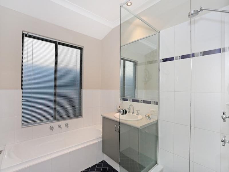12 Syrenka Turn, Halls Head WA 6210