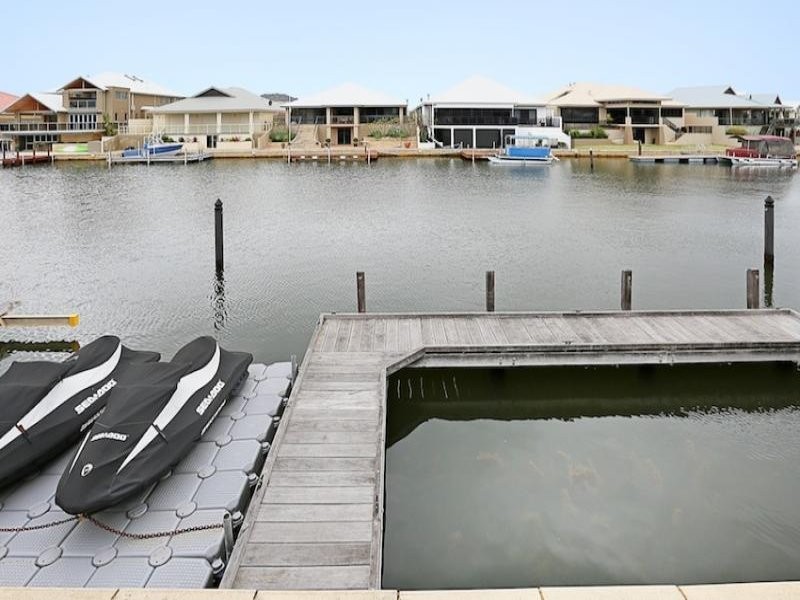 12 Syrenka Turn, Halls Head WA 6210