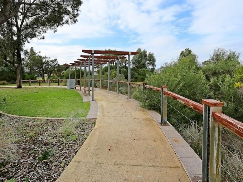 10 Beaufortia Turn, Halls Head WA 6210