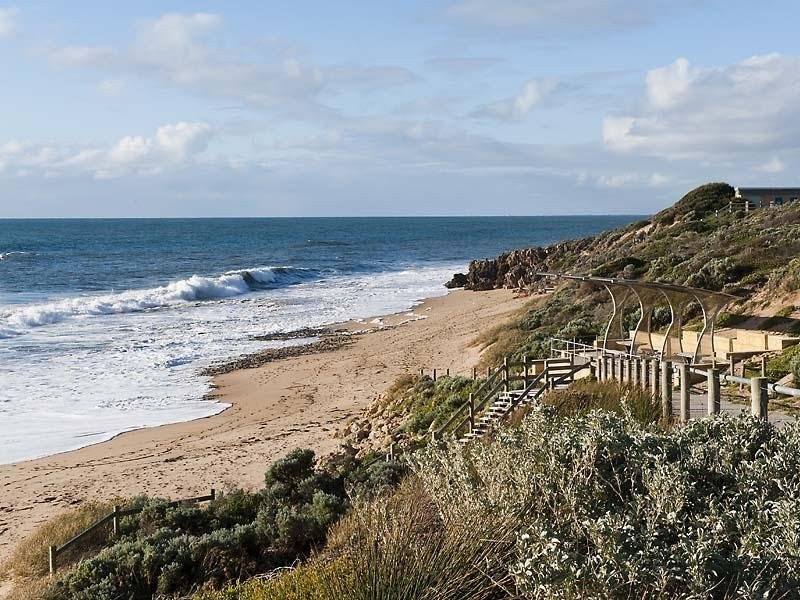 10 Beaufortia Turn, Halls Head WA 6210