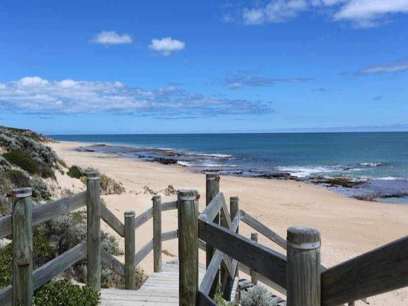 10 Beaufortia Turn, Halls Head WA 6210