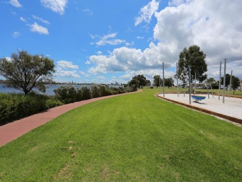 135 Darwin Terrace, Dudley Park WA 6210