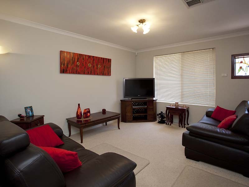 2/353 Daly Street, Cloverdale WA 6105