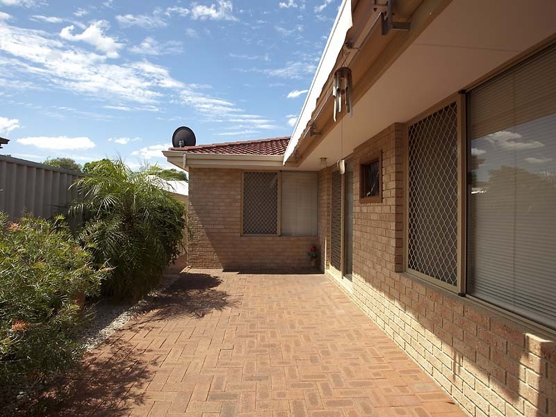 2/353 Daly Street, Cloverdale WA 6105